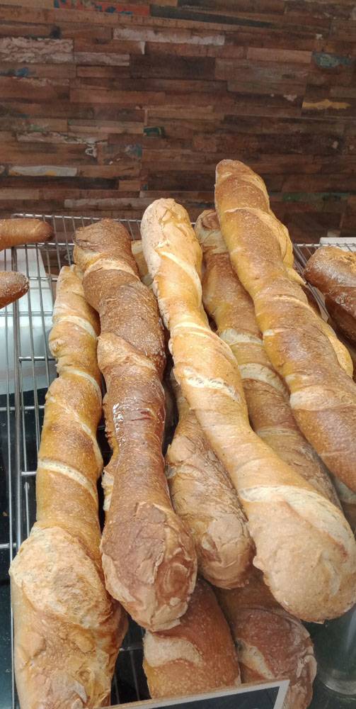 Baguette-de-pain-fraiche-le-fournil-dantho-atp
