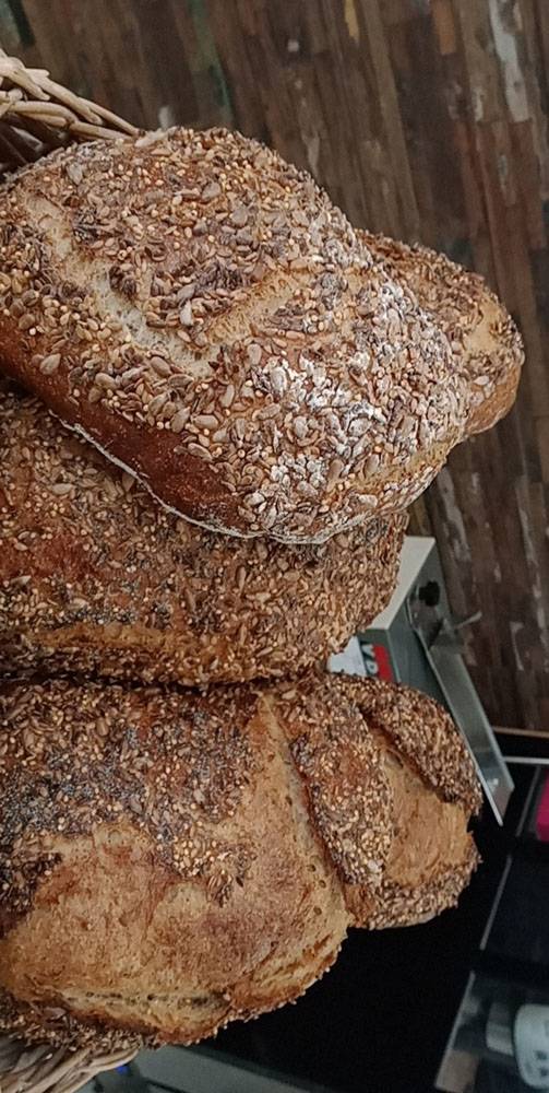 Pain-traditionnel-baguette-croustillante-le-fournil-dantho