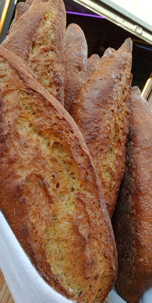 Baguette-de-pain-frais-et-croustillant-le-fournil-dantho