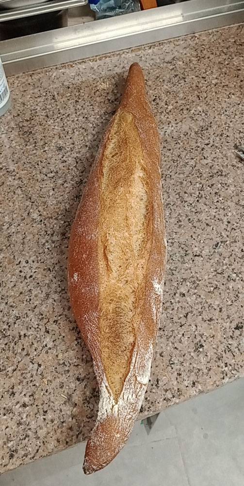 Baguette-de-pain-croustillante-a-atp-le-fournil-dantho