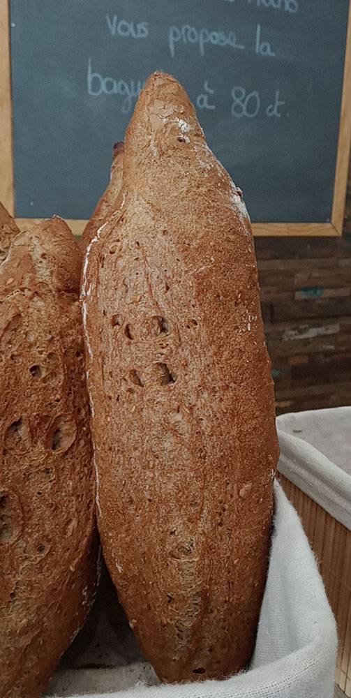 Pain-frais-traditionnel-baguette-croquante-le-fournil-dantho