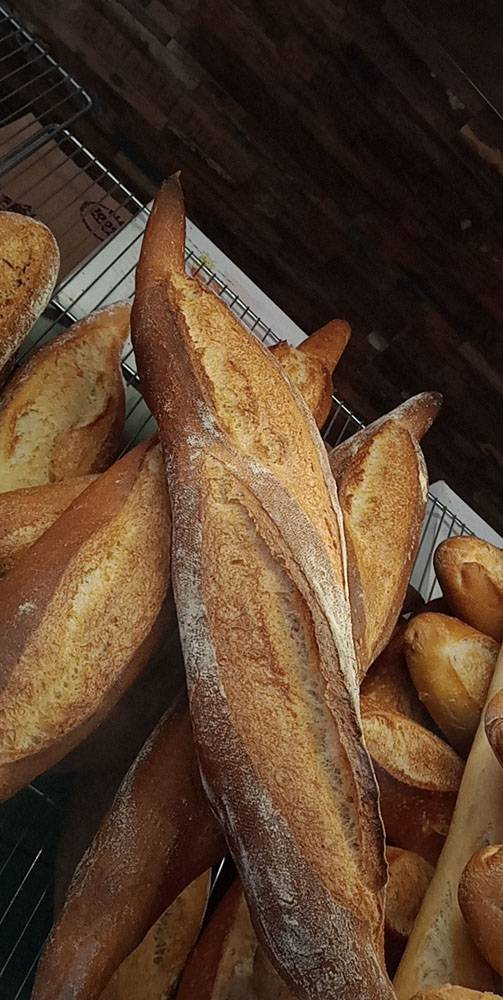 Baguette-de-pain-frais-preparation-artisanale-le-fournil-dantho